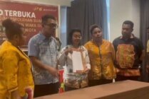 Ketua KPU Kota Jayapura dan jajaran memperlihatkan berita acara pleno rekapitulasi perolehan suara Pilkada Kota Jayapura. ;Foto: Vidi/Seputarpapua)