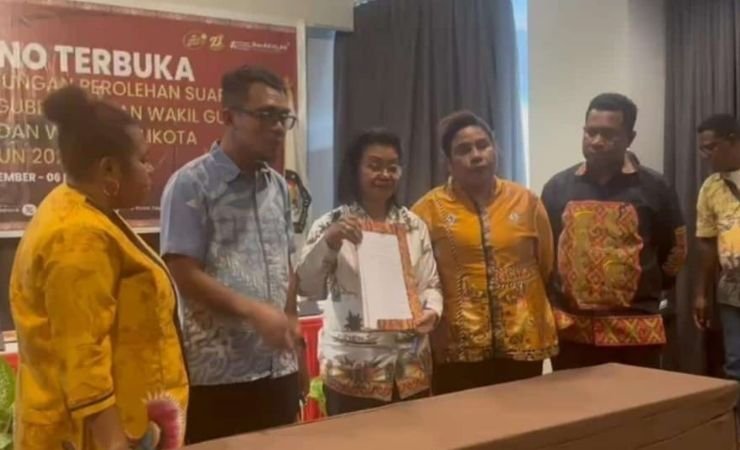 Ketua KPU Kota Jayapura dan jajaran memperlihatkan berita acara pleno rekapitulasi perolehan suara Pilkada Kota Jayapura. ;Foto: Vidi/Seputarpapua)