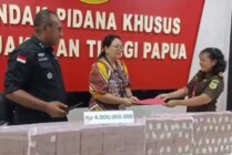 Tim Kejaksaan Tinggi Papua menyerahkan uang hasil sitaan kepada perwakilan BNI untuk disimpan. (Foto: Ist)