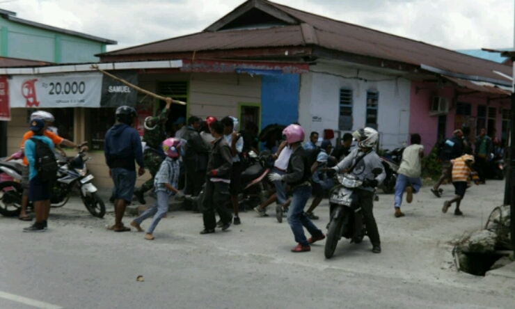 Ratusan Siswa SMK di Timika Lakukan Penyerangan dan Melempari Aparat