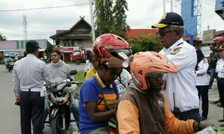 Wow, Dishub Mimika Bagikan Helm Gratis ke Pengendara