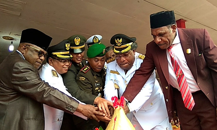 Tumpeng Unik di HUT Kabupaten Mimika Ke-21