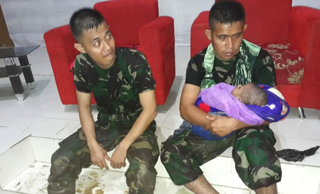 Aksi TNI Selamatkan Bayi Lima Bulan Korban Banjir Bandang Sentani