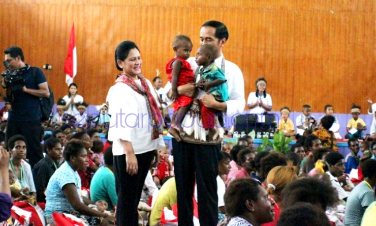 Presiden Jokowi Temui 400 Mama-mama Papua dan Balita di Asmat