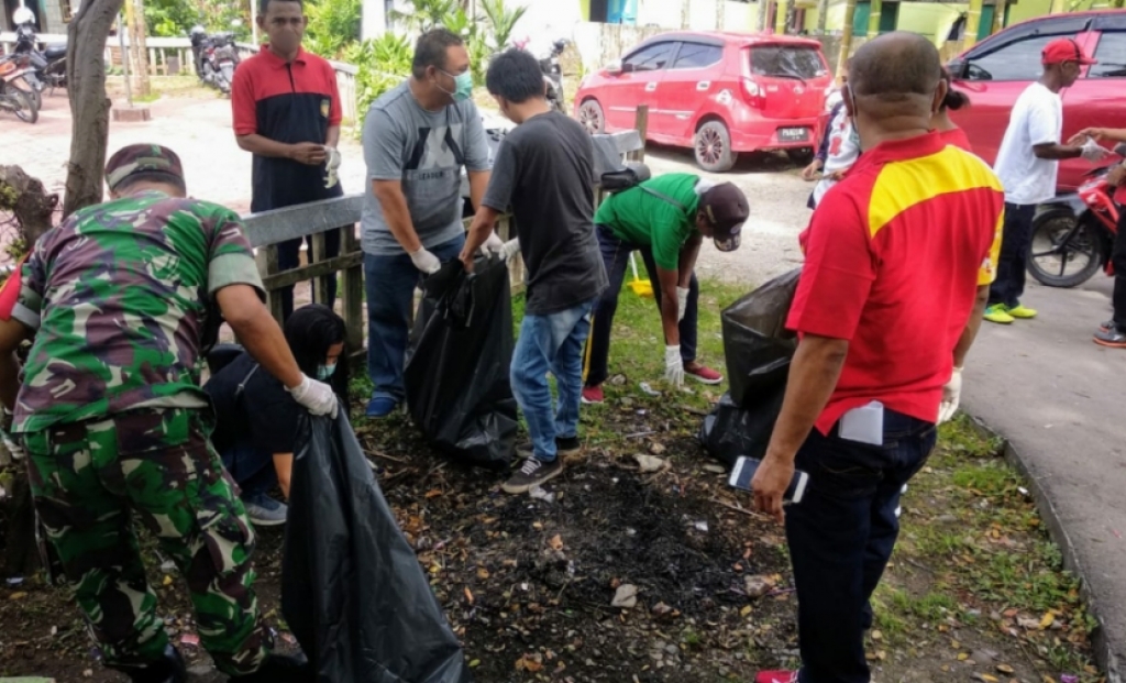 DBD Serang Puluhan Warga, Distrik Miru Bersih-bersih Lingkungan