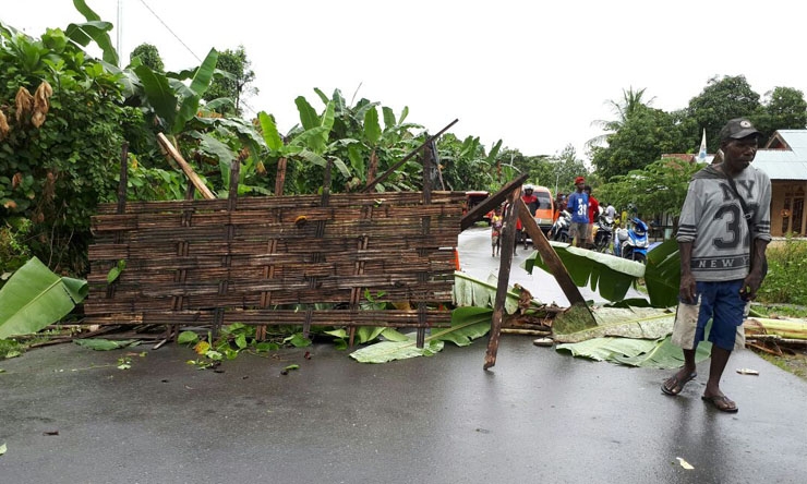 Korban Laka Tewas, Warga Palang Jalan Poros Pomako-Timika