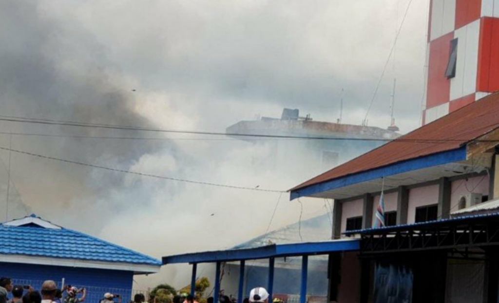 Bandara Nabire Terbakar, Warga dan Petugas Kerjasama Padamkab Api