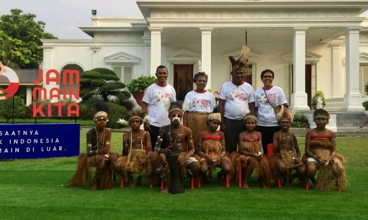 Tujuh Anak Asmat Bawakan Tarian "Bunbajiwi" Diacara "Jam Bermain Kita" di Istana Negara
