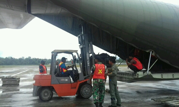 Pesawat Hercules TNI AU Angkut 10 Ton Semen ke Wamena