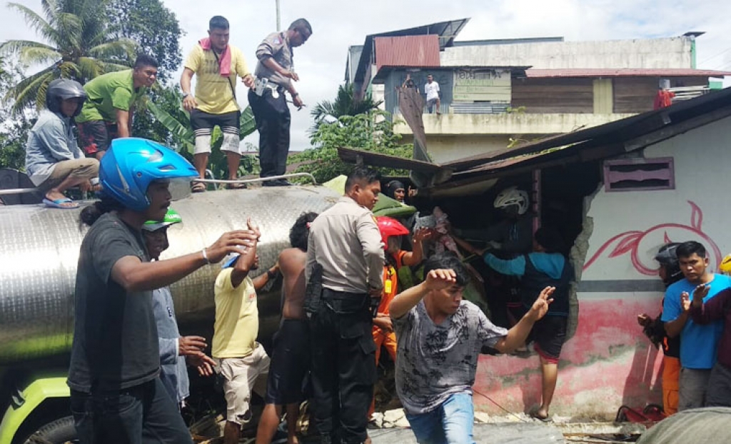 Dugaan Penyebab Truk Tangki Air Tabrak Rumah Ketua Baznas Timika