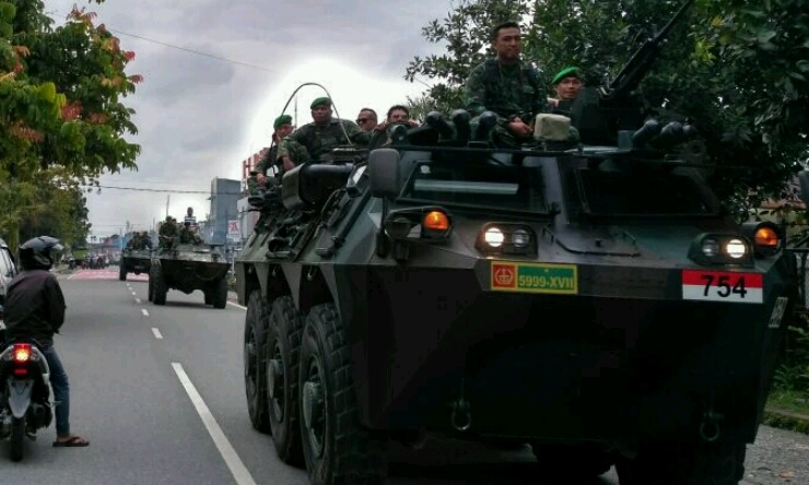 TNI-Polri Konvoi Tingkatkan Kesiagaan Dengan Kendaraan Tempur