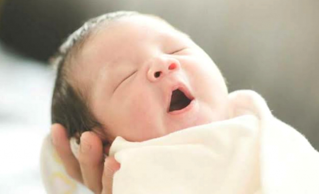Bolehkah Mencium Bayi yang Baru Lahir? Apa Dampaknya?