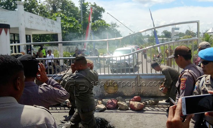 Pemalangan Kantor Bupati Mimika Dibuka, Guru Honor Ancam Begini