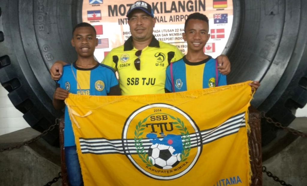 Dua Pelajar Asal Mimika Wakili Papua Ikuti Kejuaraan Sepak Bola di Malaysia