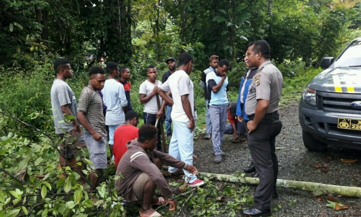 Siswa SMK Kuala Kencana Palang Sekolah, ada apa?