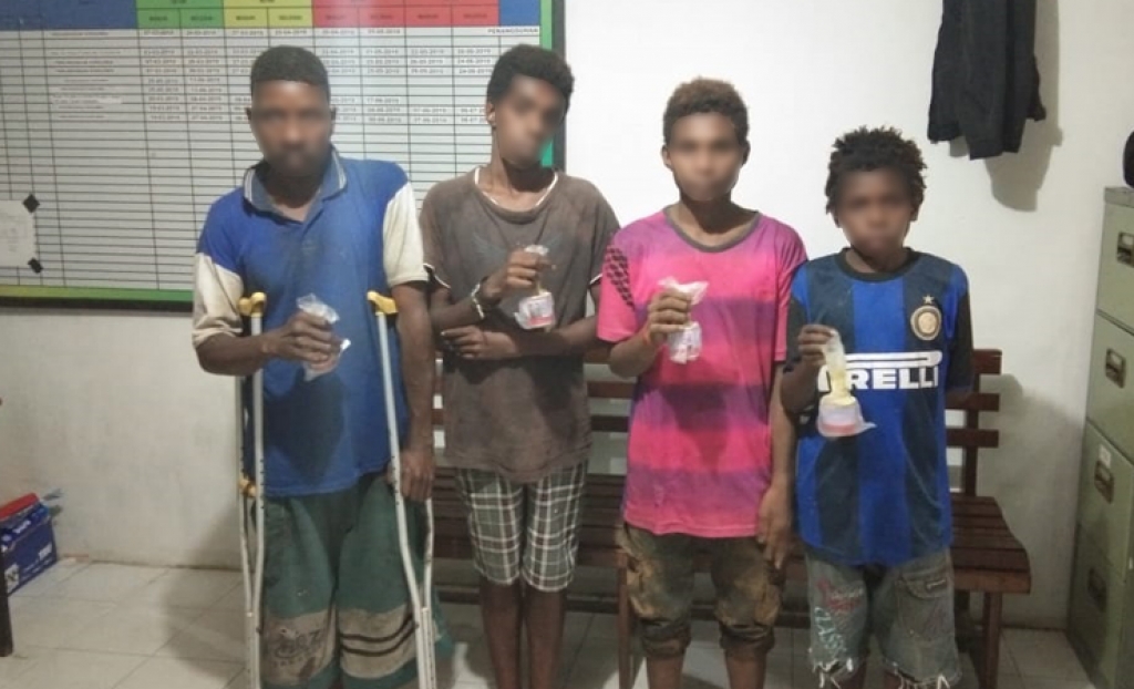 Polisi Amankan Pemuda dan Remaja Pecandu Lem 'Aibon' di Timika
