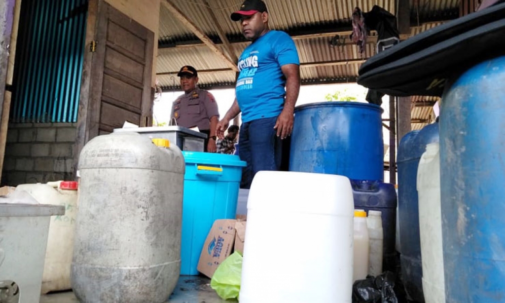 Polisi Temukan 600 Liter Bahan Baku Miras yang Diproduksi di Kota Timika