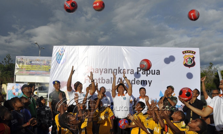 Boy Rafli Launching Bhayangkara Papua Football Academy di Jayawijaya