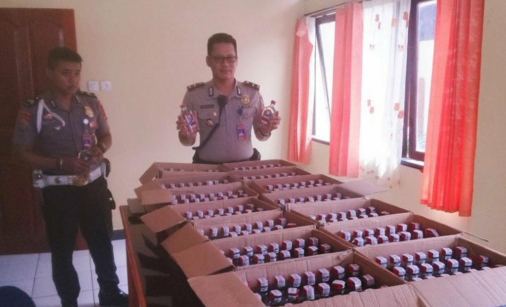 Polisi Tangkap Dua Kru Maskapai Kawal 336 Botol Minuman Selundupan