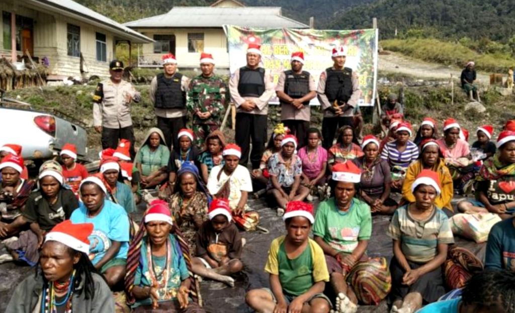 TNI - Polri Rayakan Natal Bersama Masyarakat Nduga