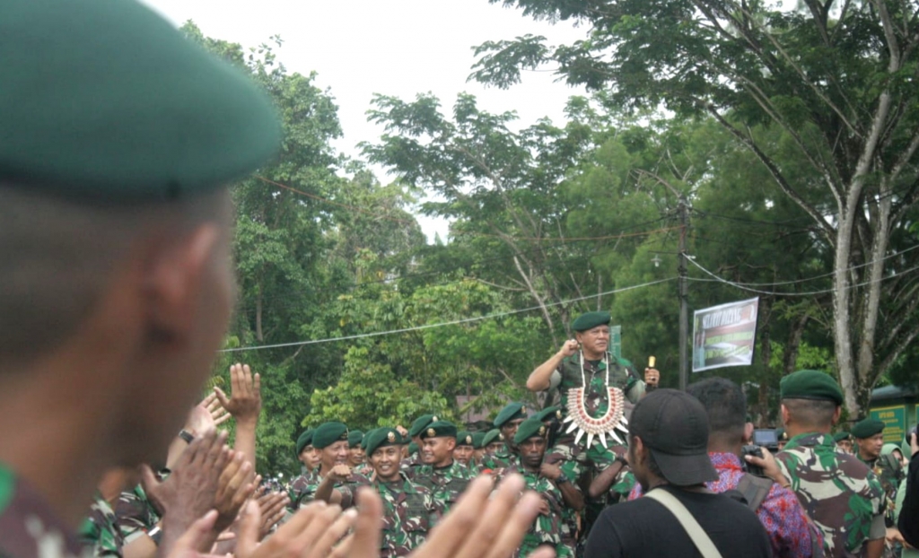 Pangkostrad: TNI Hadir Untuk Percepat Pengerjaan Jalan Trans Papua