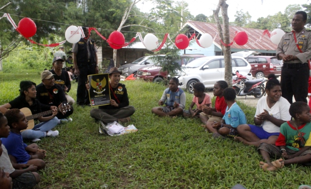 Polisi PI Ajar Berikan Penguatan Kebangsaan kepada Anak-anak Mandiri Jaya