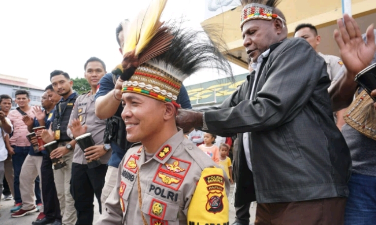 Lemasko Angkat Kapolres Marlianto Sebagai Kepala Suku Besar Mimika 
