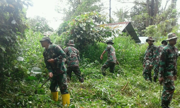 TNI di Mimika Bersih-bersih TPU Leo Mamiri
