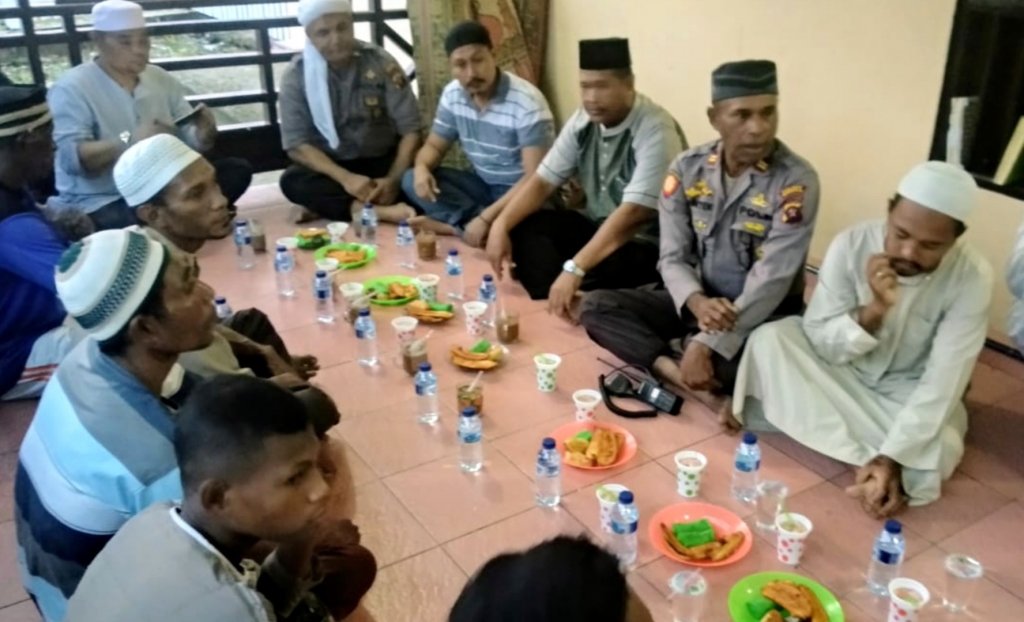 Polsek Miktim Buka Puasa Bersama Masyarakat di Masjid Al-Haq Kampung Cenderawasih