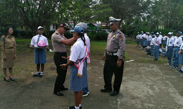 Polisi Sahabat Sekolah Sambangi SMK Petra Timika