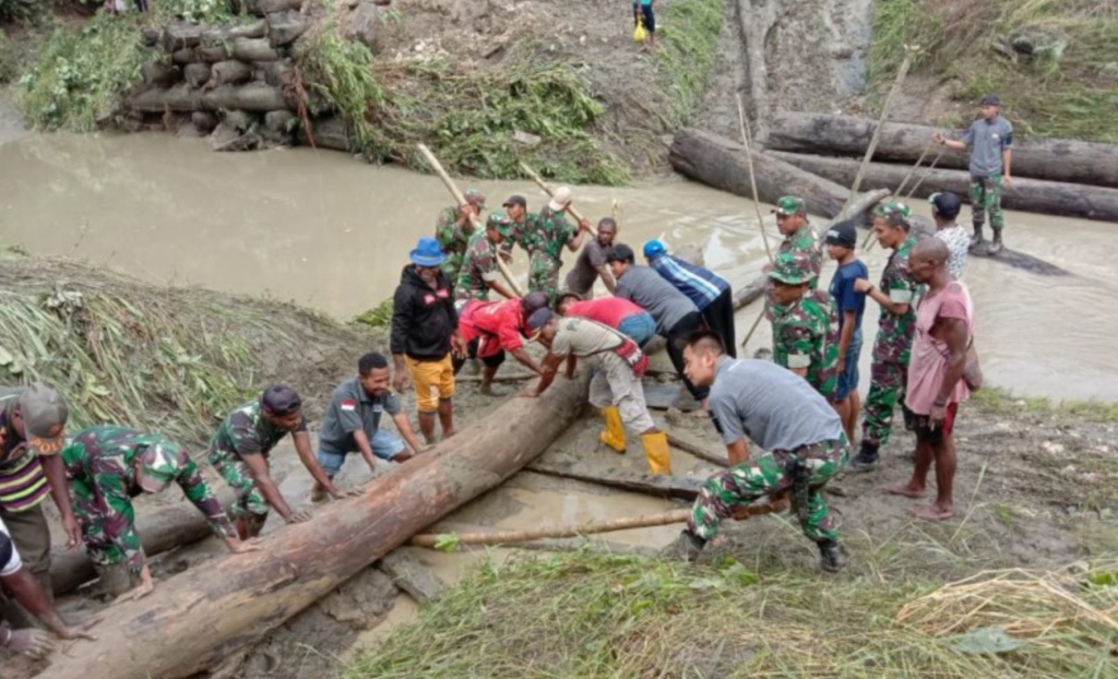 TNI dan Warga Berjibaku Perbaiki Jembatan Jayapura-Sarmi Putus Diterjang Banjir